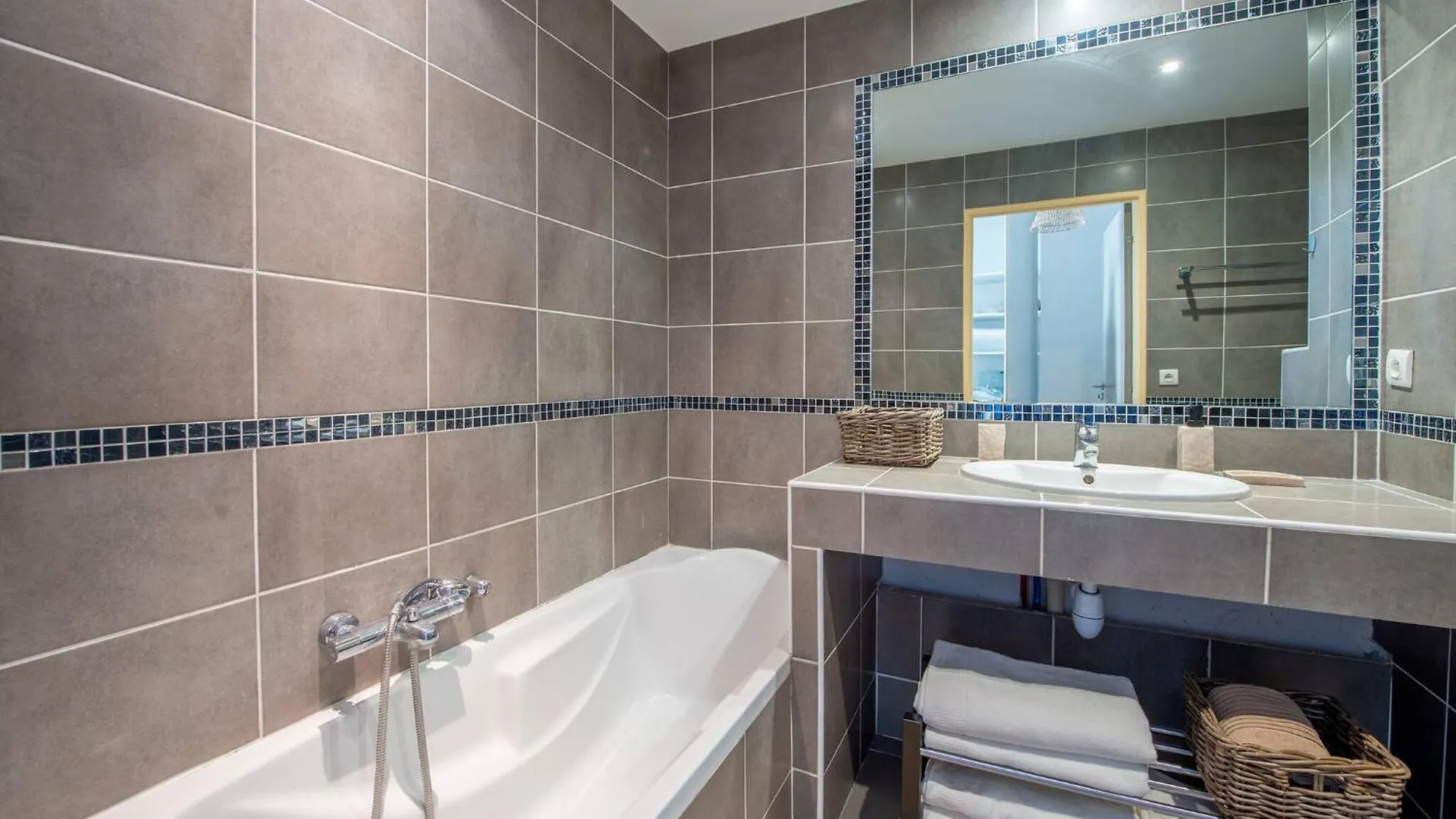 Studio Port Golfe-Juan Parking Wifi Climatisation Terrasse Vallauris 0*,  Fransa